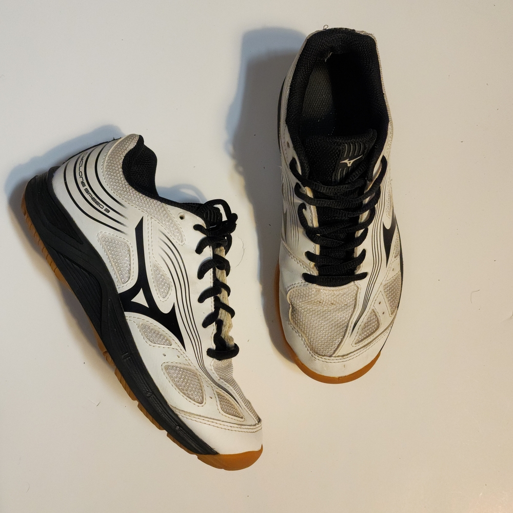 Mizuno Men's White and Black Athletic Shoes with Brown Soles